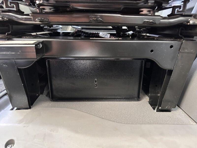 Trezor pod sedačku pro VW Grand California, dvířka vzadu
