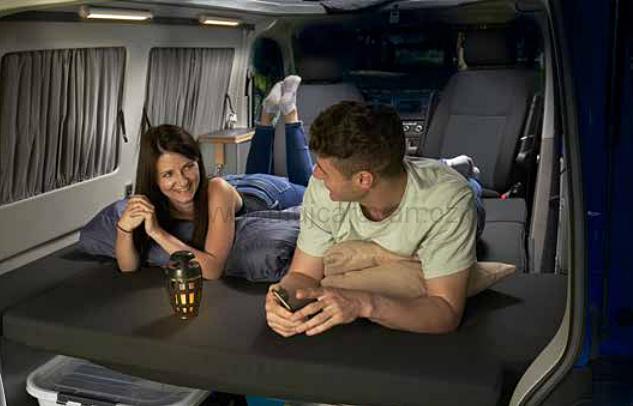 LED svítilna s integrovaným reproduktorem