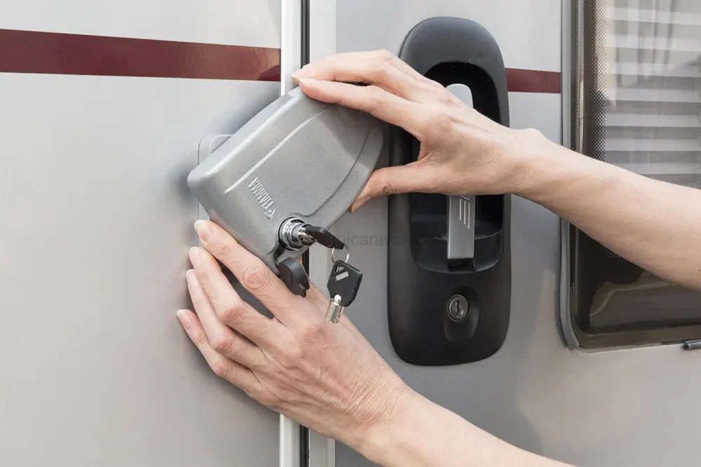 Přídavný zámek Fiamma Safe Door bílá