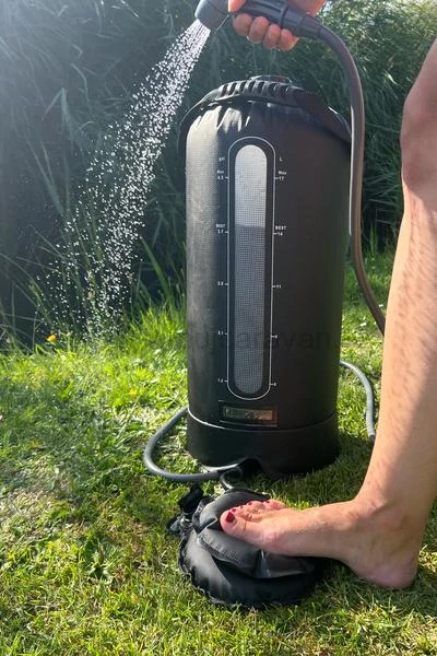 Kempingová sprcha s nožním čerpadlem