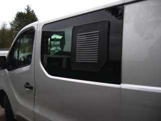Ventilační mřížka AIRvent pro posuvné okno Renault Trafic + Opel Vivaro, levá strana
