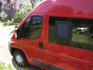 Ventilační mřížka AIRvent pro posuvné okno Fiat Ducato, levá strana