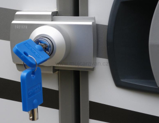 Univerzální zámek na dveře