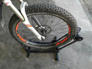 Stojan na elektrokolo do zadní garáže - široké pneu 